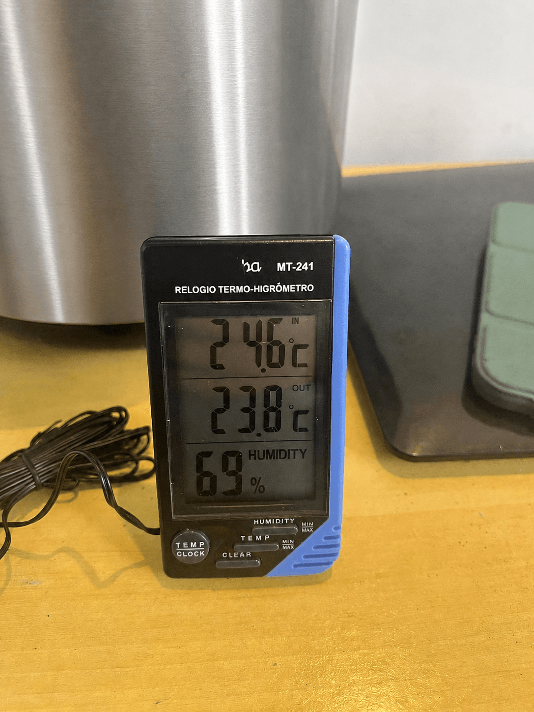 Termo-higrômetro registrando temperatura e umidade relativa do ar durante vistoria técnica.