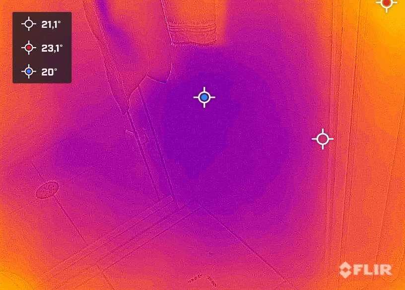 Termografia de encontro construtivo em área molhada, com região de menor temperatura aparente.