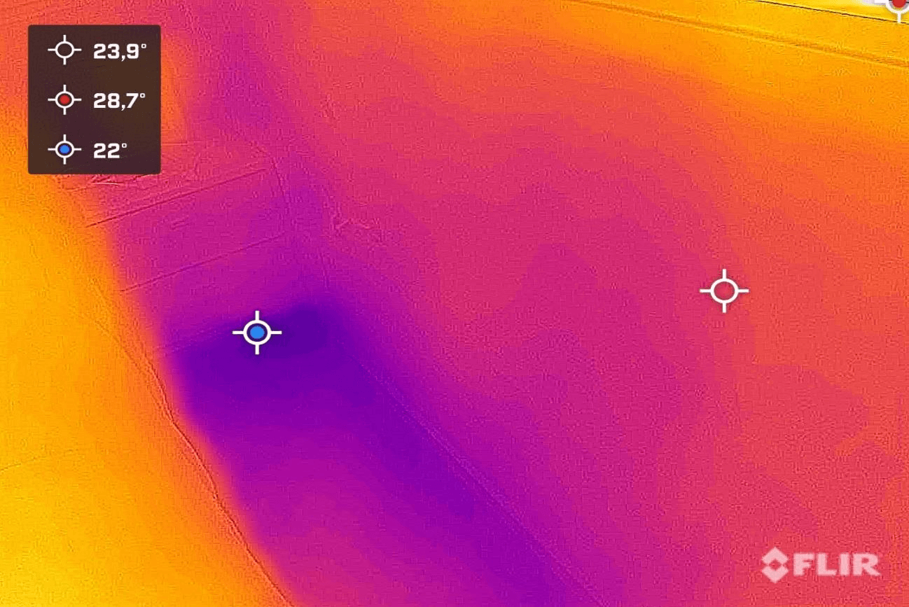 Termografia mostrando contraste térmico localizado em parede interna.