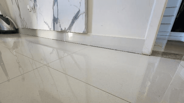 Afastamento entre piso e rodapé compatível com movimentação diferencial.