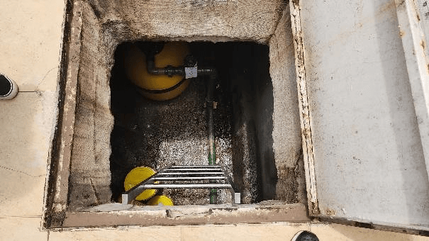 Umidade acumulada em abrigo técnico sujeito à entrada de água.